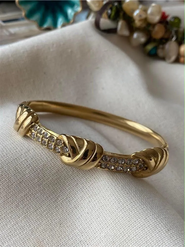 Knot and pavé bangle, macro