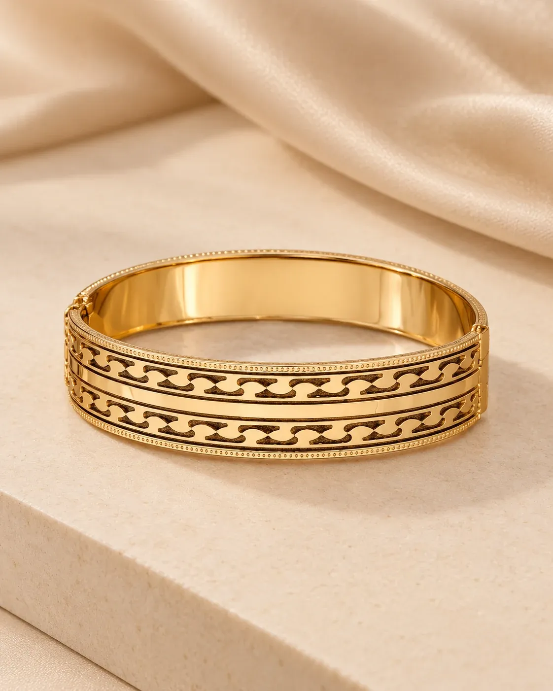 Etched-pattern gold bangle